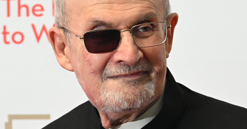 Salman Rushdie va écrire un mémoire sur une attaque à l'arme blanche