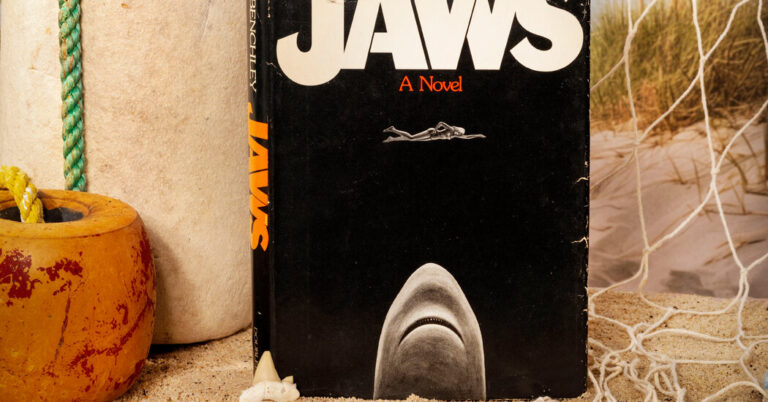 Il y a 50 ans, « Les dents de la mer » débarquait en librairie, capturant l'angoisse d'une génération